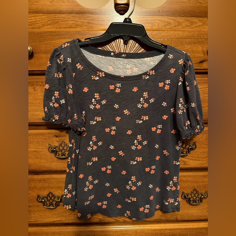 LOFT Short Sleeve Top - gray with Pink Floral
